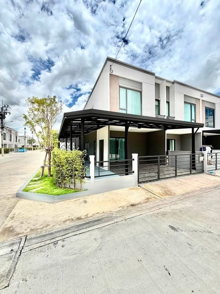 PLENO สุขุมวิท–บางนา 3 ทาวน์โฮมตกแต่งพร้อมอยู่ | ใกล้ Mega Bangna เพียง 800 เมตร